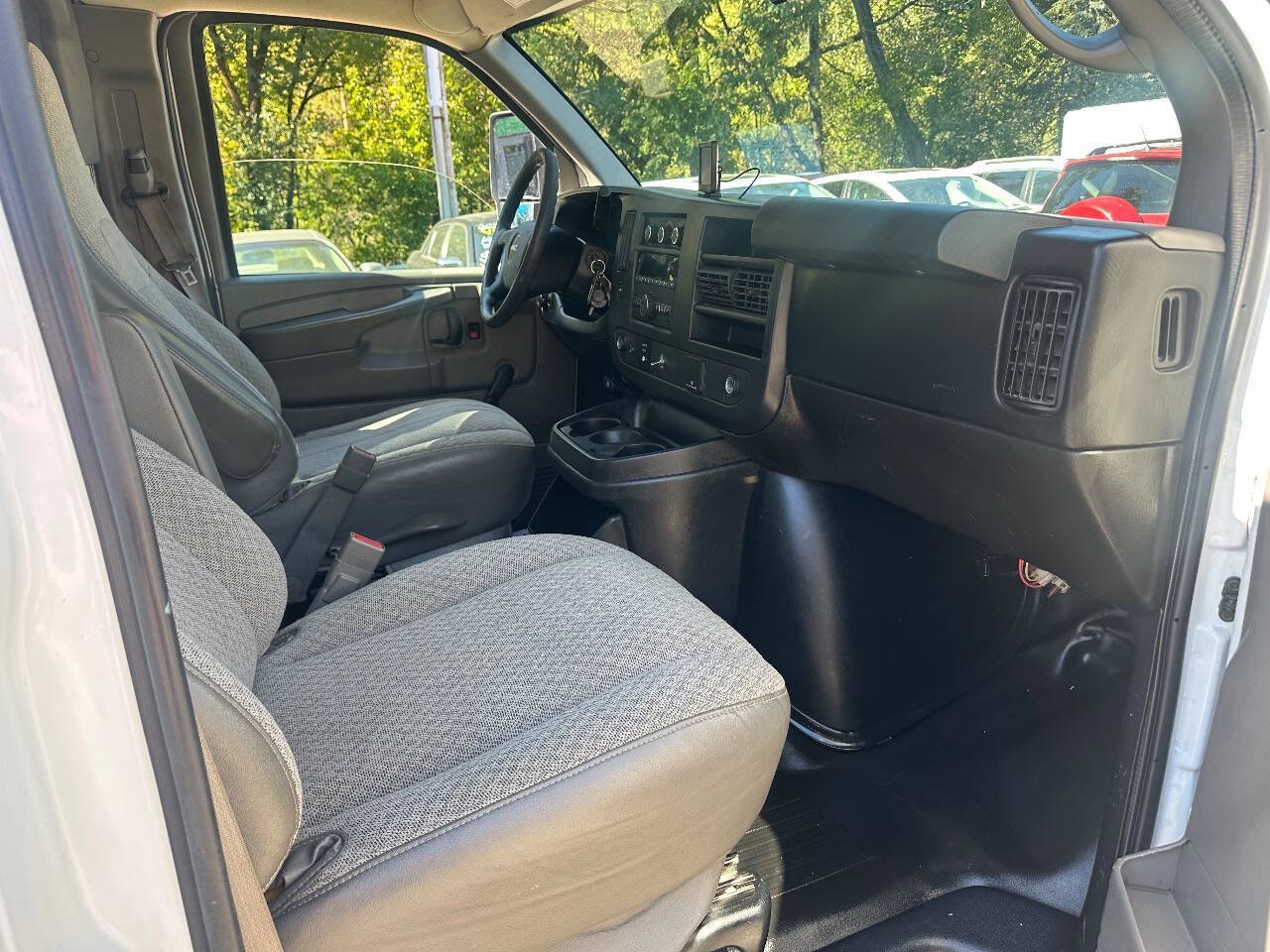 Used 2015 GMC Savana 3500 RWD image 8