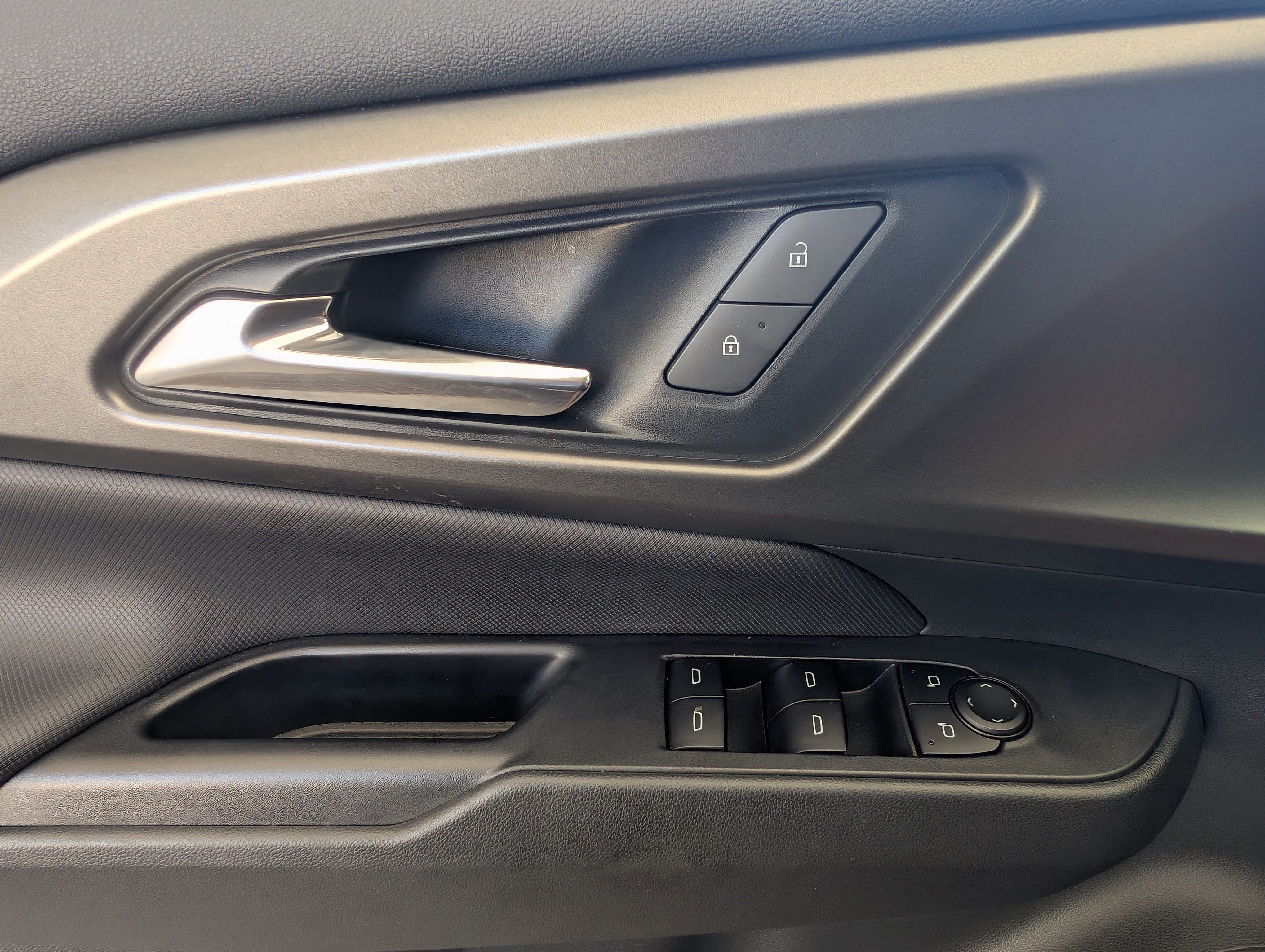 Used 2025 Chevrolet Equinox EV LT FWD image 15