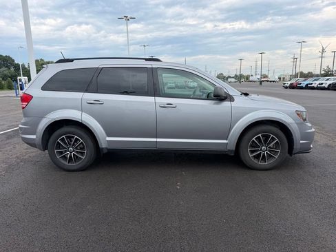 Used 2018 Dodge Journey SE w/ Connectivity Group FWD image 4
