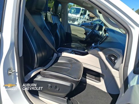 Used 2023 Chrysler Pacifica Limited FWD image 24
