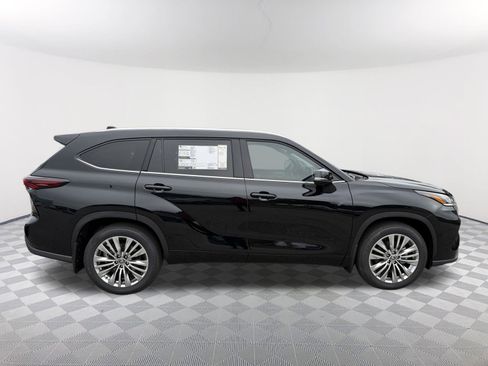New 2026 Toyota Highlander Platinum image 8