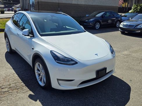 Used 2022 Tesla Model Y Long Range image 3