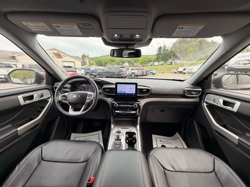 Used 2023 Ford Explorer Limited w/ Equipment Group 301A AWD/4WD image 19