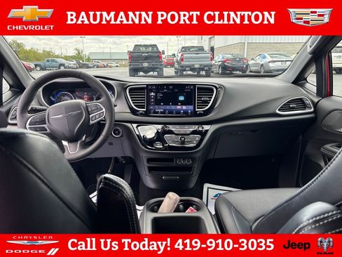 Used 2025 Chrysler Pacifica Select FWD image 13