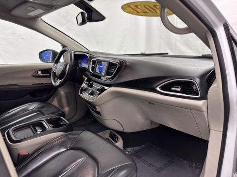 Used 2021 Chrysler Voyager Lxi image 32