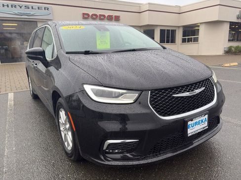 Used 2024 Chrysler Pacifica Touring-L image 27