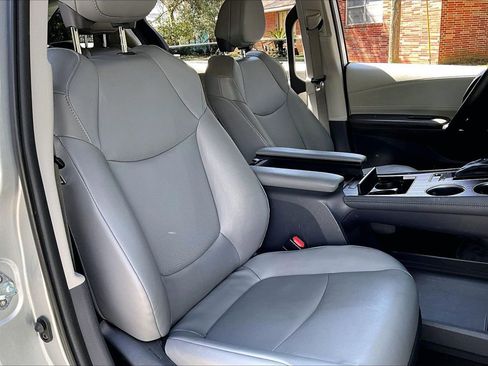 Used 2022 Toyota Sienna XLE image 26