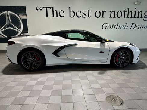 Used 2023 Chevrolet Corvette Stingray Premium Conv w/ Z51 Performance Package RWD image 3