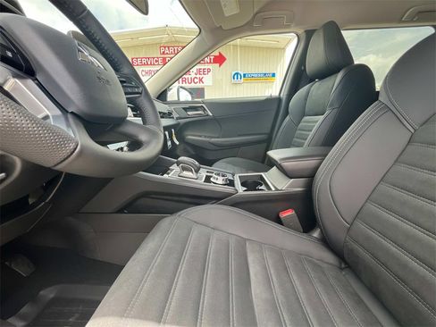 New 2025 Mitsubishi Outlander SE image 10