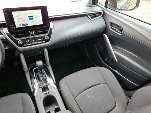 Used 2025 Toyota Corolla Cross LE image 12