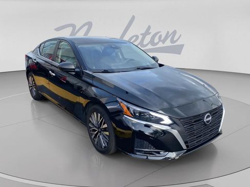 Used 2024 Nissan Altima 2.5 SV FWD image 2