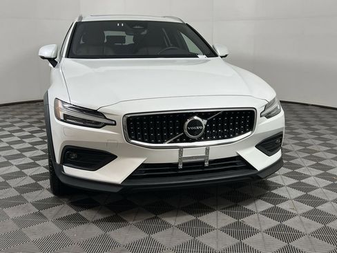 Certified 2025 Volvo V60 B5 Cross Country Plus image 4