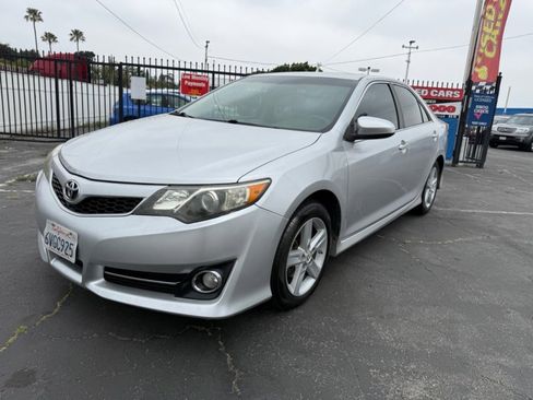 Used 2012 Toyota Camry SE FWD image 3
