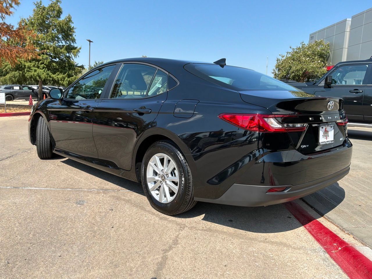 Used 2026 Toyota Camry LE FWD image 8