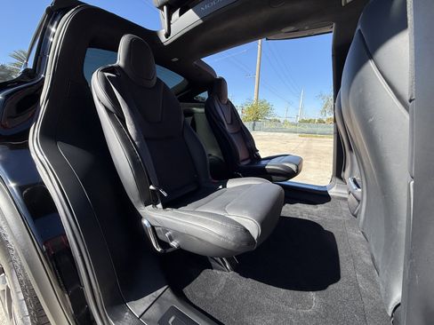 Used 2022 Tesla Model X Plaid image 18