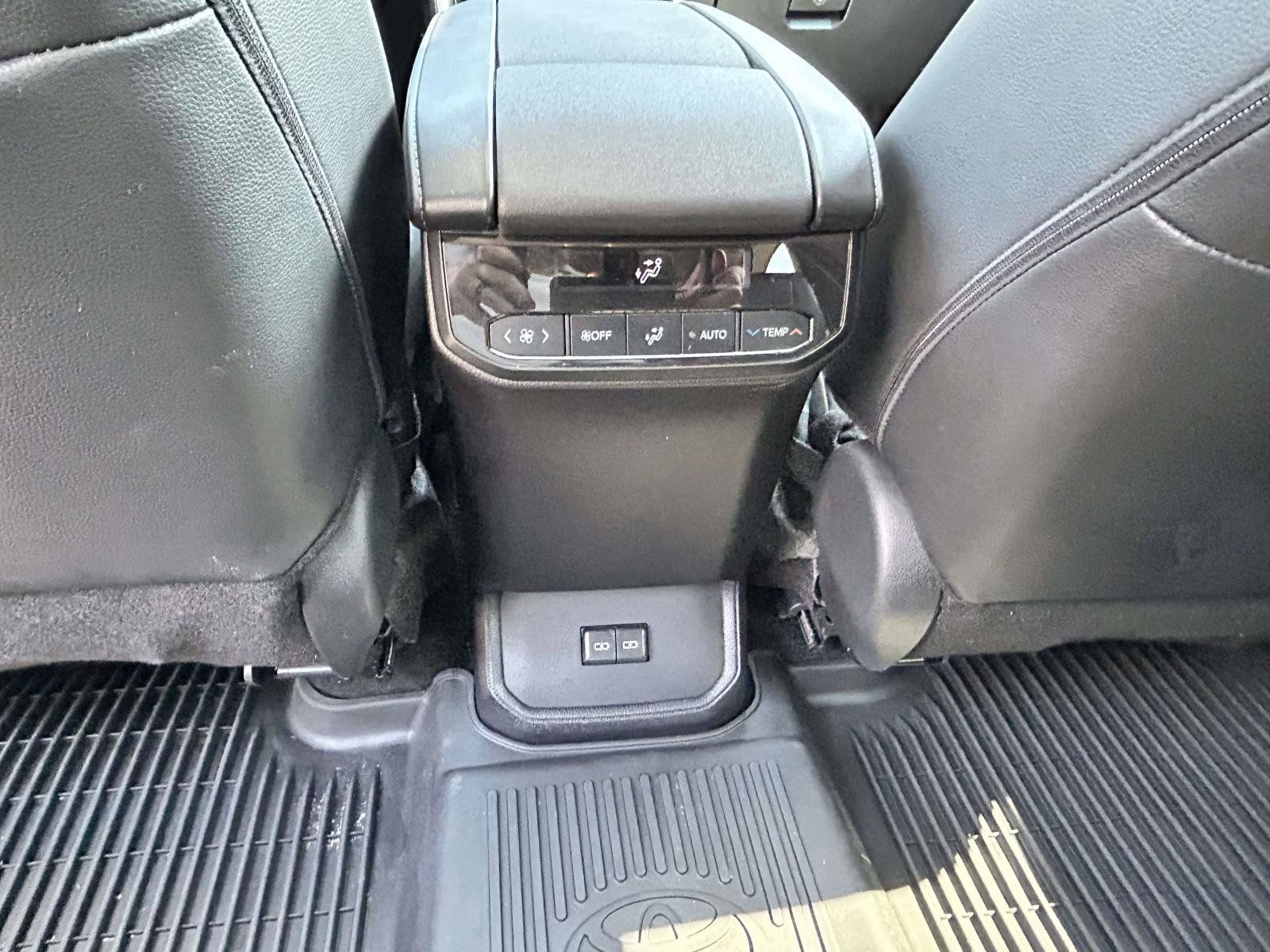 Used 2024 Toyota Highlander XLE FWD image 11