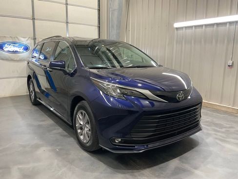 Used 2026 Toyota Sienna XLE FWD image 1