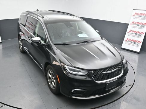 Used 2023 Chrysler Pacifica Limited image 10