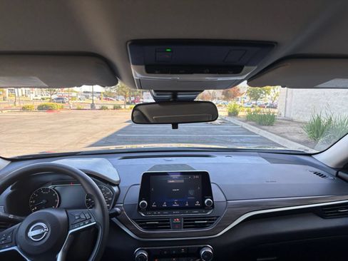 Used 2025 Nissan Altima 2.5 SV FWD image 33