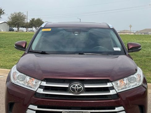 Used 2019 Toyota Highlander XLE image 3