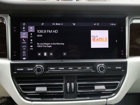 Used 2021 Porsche Macan Turbo AWD/4WD image 24