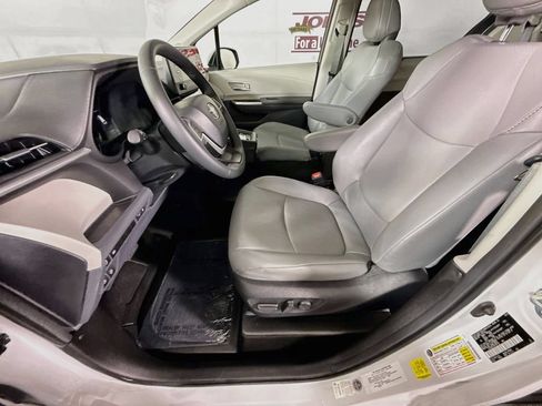 Used 2023 Toyota Sienna XLE w/ XLE Plus Package FWD image 25