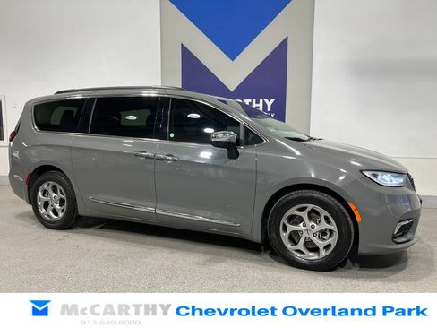 Used 2023 Chrysler Pacifica Limited image 3