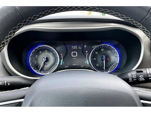 Used 2024 Chrysler Pacifica Touring-L FWD image 23