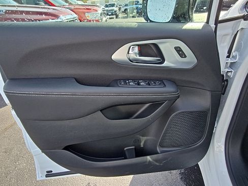 New 2026 Chrysler Pacifica Limited w/ S Appearance Package image 8