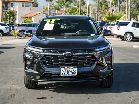 Used 2025 Chevrolet Trax RS FWD image 2