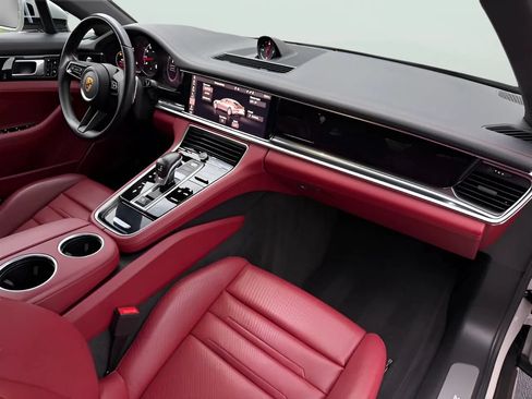 Used 2021 Porsche Panamera image 35