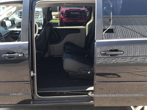 Used 2016 Chrysler Town & Country LX FWD image 22
