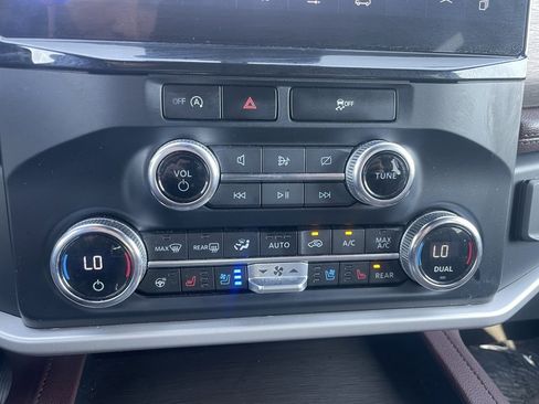 Used 2023 Ford Expedition Limited image 12