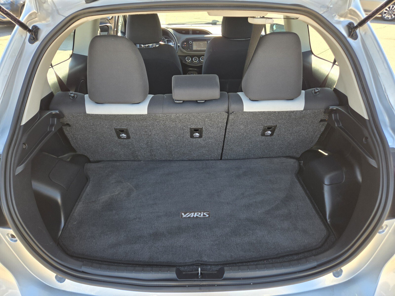 Used 2018 Toyota Yaris LE w/ Carpet Mat Package FWD image 8