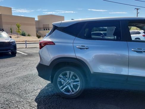 Used 2023 Kia Seltos LX AWD/4WD image 5