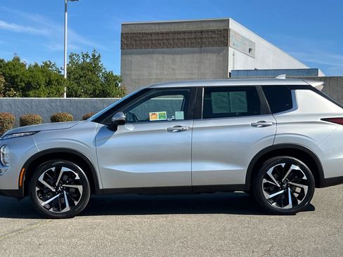 Used 2023 Mitsubishi Outlander SE image 9