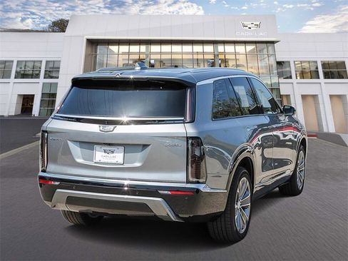 Used 2026 Cadillac Vistiq Luxury image 6