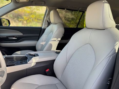 Used 2025 Toyota Grand Highlander AWD image 11