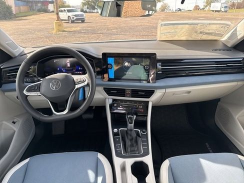 Certified 2025 Volkswagen Jetta SE image 25