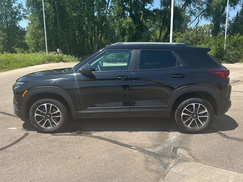 Used 2025 Chevrolet TrailBlazer LT AWD/4WD image 2