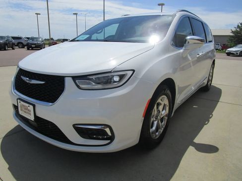 Used 2022 Chrysler Pacifica Limited FWD image 5