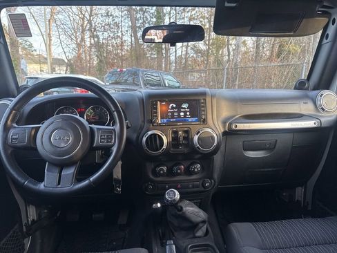 Used 2012 Jeep Wrangler Unlimited Sahara image 10