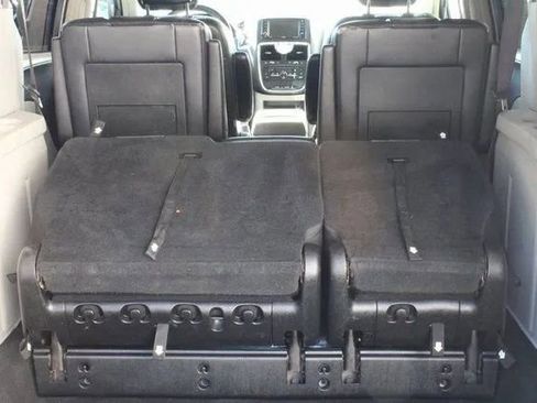 Used 2015 Chrysler Town & Country Touring image 39