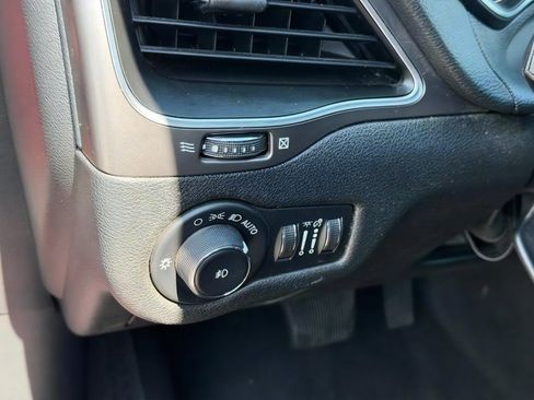 Used 2020 Jeep Cherokee Latitude Lux w/ Quick Order Package 26H Lux FWD image 18