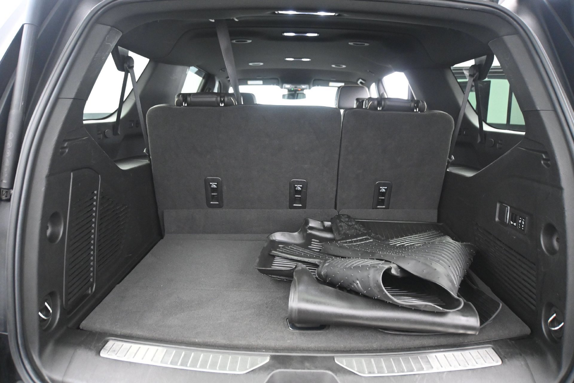 Used 2023 Chevrolet Suburban Premier AWD/4WD image 16