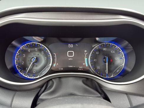 Used 2023 Chrysler Pacifica Touring-L FWD image 31