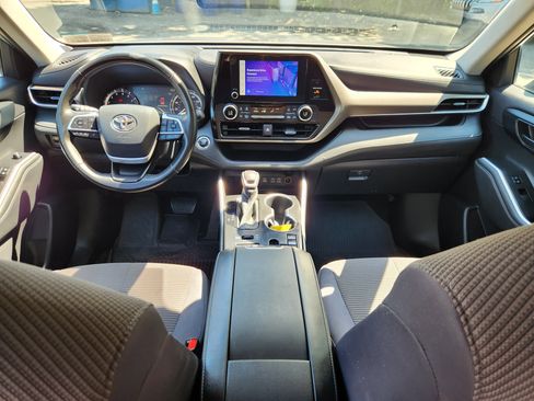 Used 2023 Toyota Highlander LE AWD/4WD image 8