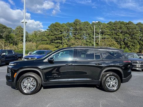 Used 2025 Chevrolet Traverse LT image 2