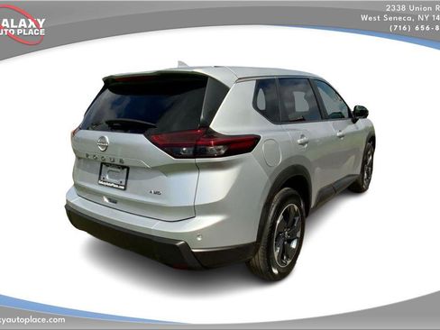 Used 2025 Nissan Rogue SV image 5