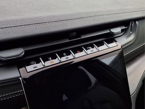 New 2025 Jeep Grand Cherokee Limited image 4